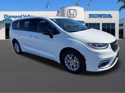 Used 2025 Chrysler Pacifica Select