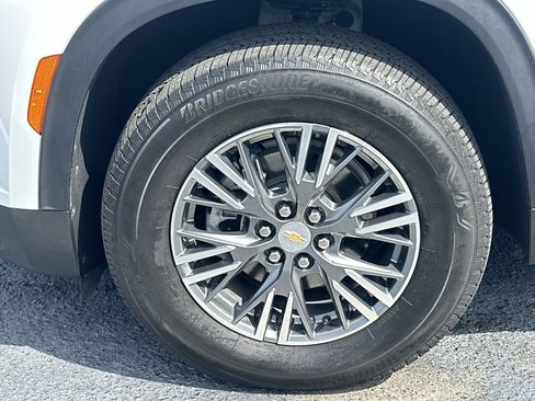 Used 2025 Chevrolet Traverse LT FWD image 13