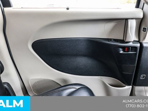 Used 2024 Chrysler Pacifica Touring-L FWD image 41