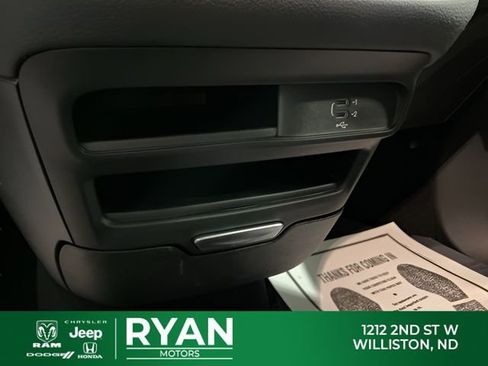 New 2026 Chrysler Pacifica Select AWD/4WD image 32