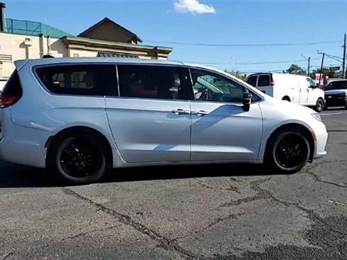 Used 2024 Chrysler Pacifica Touring-L image 8