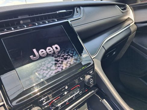 Used 2023 Jeep Grand Cherokee Laredo AWD/4WD image 22