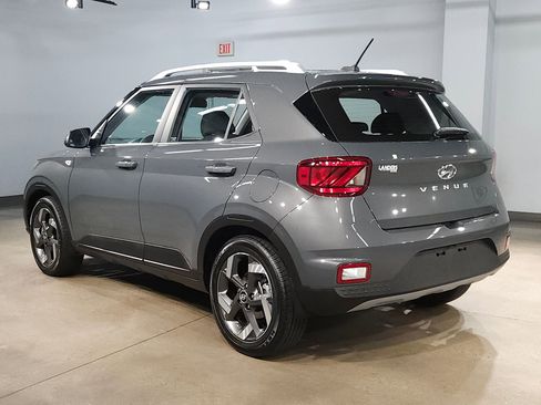 Used 2025 Hyundai Venue SEL FWD image 5