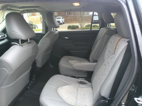 Used 2023 Toyota Highlander Bronze Edition image 31