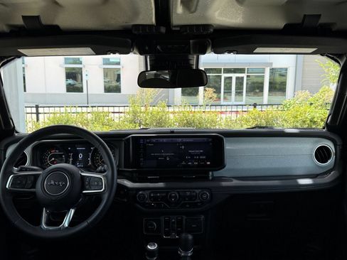Used 2025 Jeep Wrangler Unlimited Sahara AWD/4WD image 34