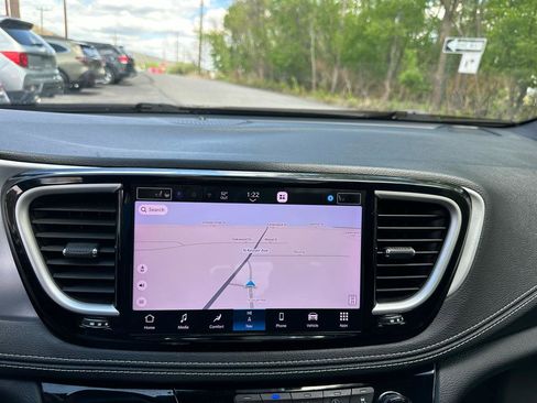 Used 2021 Chrysler Pacifica Touring-L w/ Uconnect Theater Family Group AWD/4WD image 20