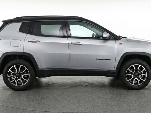 Used 2025 Jeep Compass Trailhawk AWD/4WD image 9
