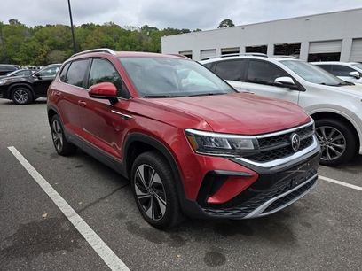 Used 2024 Volkswagen Taos SE w/ Panoramic Sunroof Package