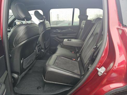 Used 2023 Jeep Grand Cherokee Altitude image 4