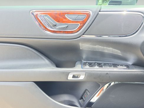 Used 2020 Lincoln Continental w/ Convenience Package FWD image 10