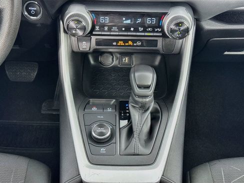 Used 2025 Toyota RAV4 XLE AWD/4WD image 40