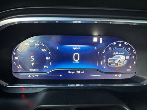 Used 2022 Chevrolet Suburban LT w/ Luxury Package image 16