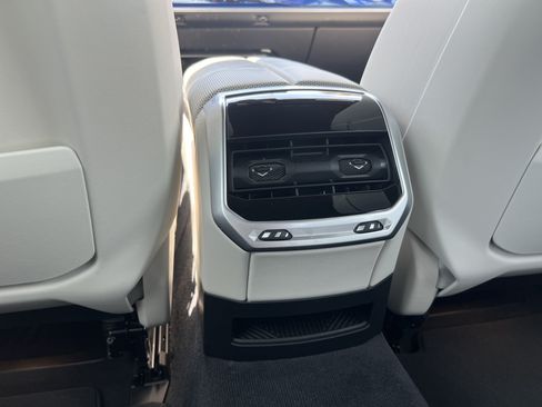 Used 2023 BMW i7 xDrive60 w/ Executive Package 2 AWD/4WD image 40