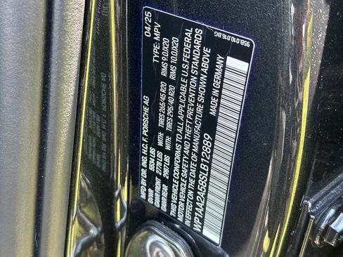 Certified 2025 Porsche Macan AWD/4WD image 32