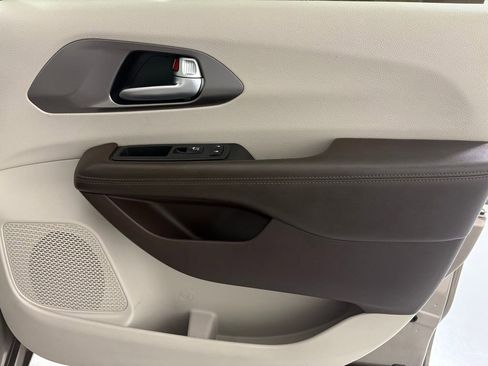 Used 2018 Chrysler Pacifica Touring-L w/ Premium Audio Group image 42