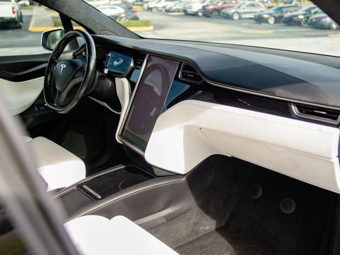 Used 2018 Tesla Model X 75D AWD/4WD image 27