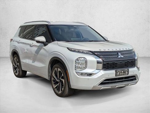 Used 2023 Mitsubishi Outlander SEL image 3
