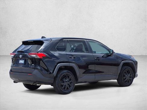 Used 2022 Toyota RAV4 LE FWD image 5