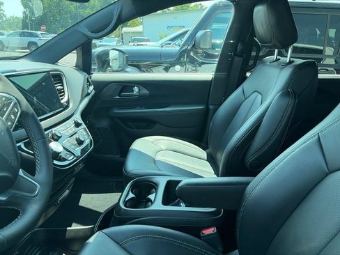 Used 2025 Chrysler Pacifica Select FWD image 5