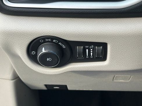 Used 2024 Chrysler Pacifica Touring-L image 25