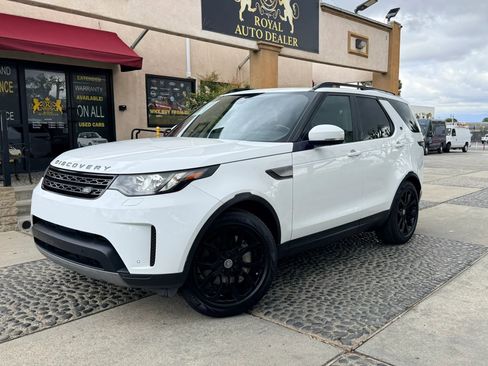 Used 2018 Land Rover Discovery SE image 1