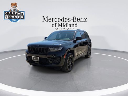 Used 2025 Jeep Grand Cherokee Altitude AWD/4WD image 4