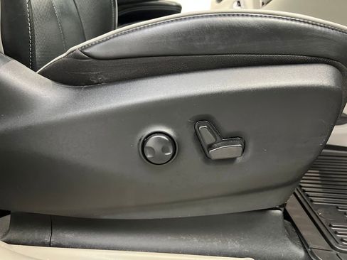 Used 2024 Chrysler Pacifica Limited FWD image 31