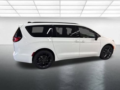 New 2026 Chrysler Pacifica Limited w/ S Appearance Package image 7