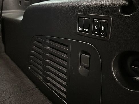 Used 2018 GMC Yukon XL SLT image 16