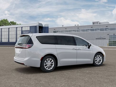 New 2026 Chrysler Pacifica Select AWD/4WD image 4