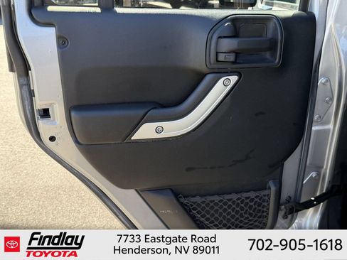 Used 2017 Jeep Wrangler Unlimited Rubicon w/ Cold Weather Group AWD/4WD image 19
