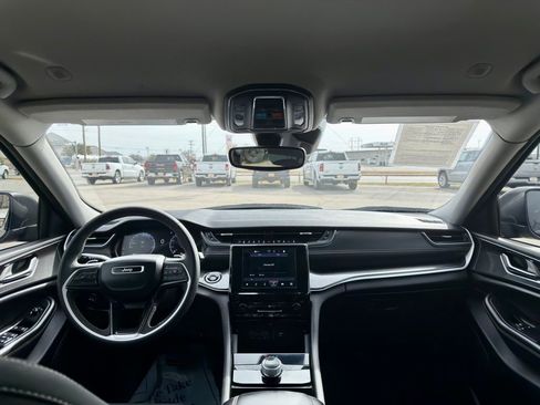 Used 2023 Jeep Grand Cherokee L Laredo image 15