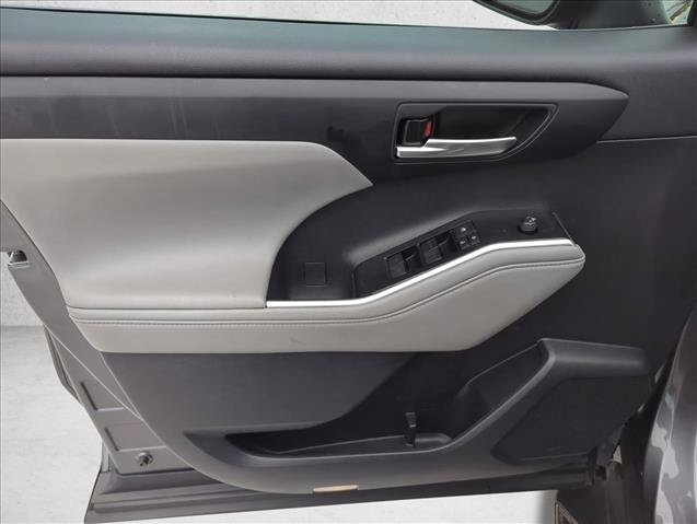 Used 2022 Toyota Highlander XLE FWD image 11