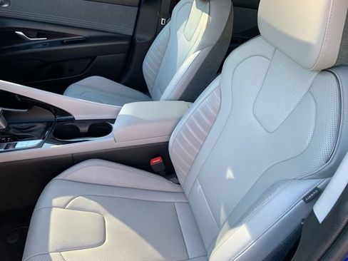 Used 2023 Hyundai Elantra Limited w/ Preferred Accessory Package FWD image 16