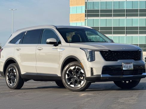 Certified 2025 Kia Sorento S image 2