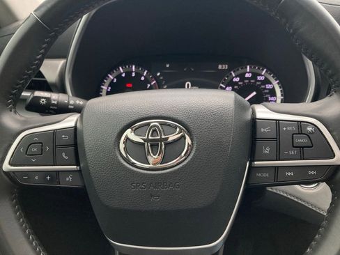 Used 2022 Toyota Highlander XLE FWD image 19