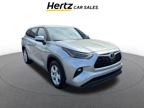 Used 2025 Toyota Highlander LE FWD image 1