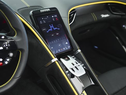 Used 2025 Ferrari Roma Spider RWD image 38