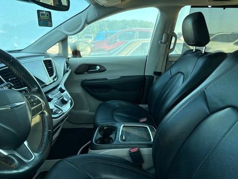 Used 2019 Chrysler Pacifica Touring-L Plus w/ Tire & Wheel Group FWD image 8