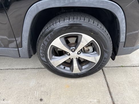Used 2019 Jeep Cherokee Limited AWD/4WD image 13