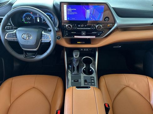 New 2026 Toyota Highlander Platinum AWD/4WD image 14