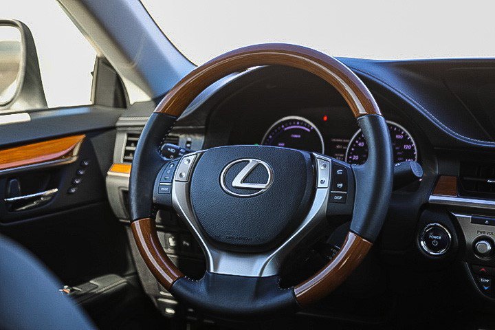 Used 2014 Lexus ES 300h w/ Premium Package w/Bamboo Trim FWD image 15