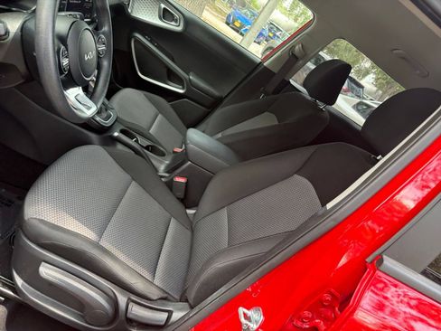 Used 2025 Kia Soul LX w/ LX Technology Package FWD image 34