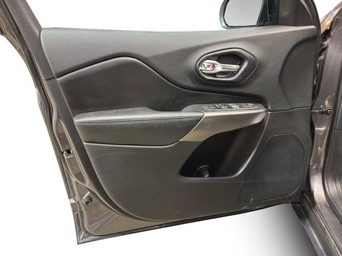 Used 2019 Jeep Cherokee Latitude Plus w/ Comfort/Convenience Group image 14