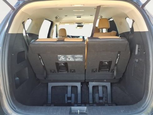 Used 2024 Kia Carnival EX FWD image 23