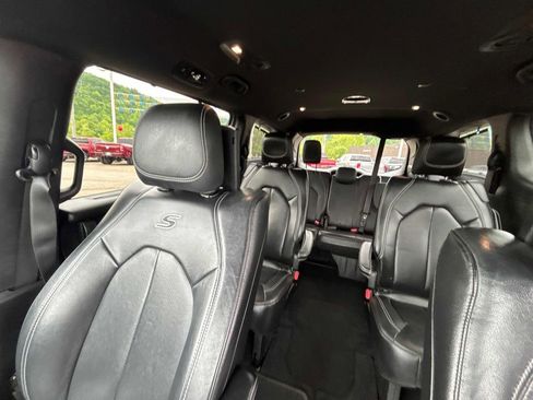 Used 2021 Chrysler Pacifica Touring-L w/ Uconnect Theater Family Group FWD image 25
