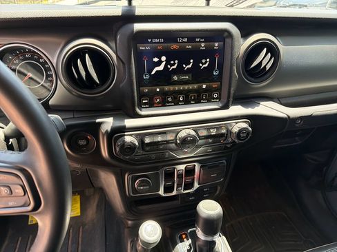 Used 2023 Jeep Gladiator Mojave AWD/4WD image 26