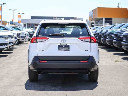 Used 2025 Toyota RAV4 XLE FWD image 5
