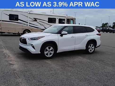 Used 2024 Toyota Highlander LE FWD image 4