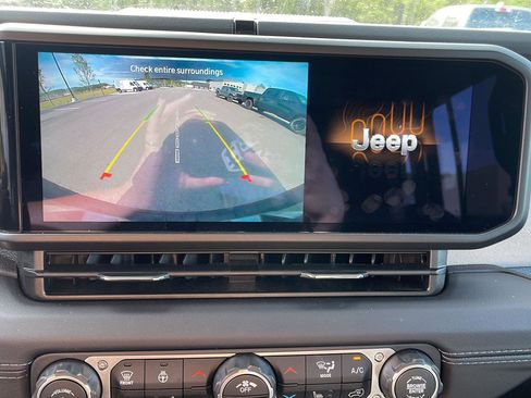 Used 2025 Jeep Wrangler Sahara image 18